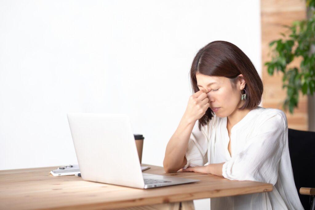 現代人はパソコンやスマホで目を酷使している（写真はイメージ）